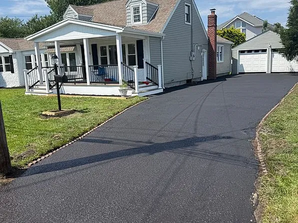 51 Tameling Ave, Babylon, NY 11702