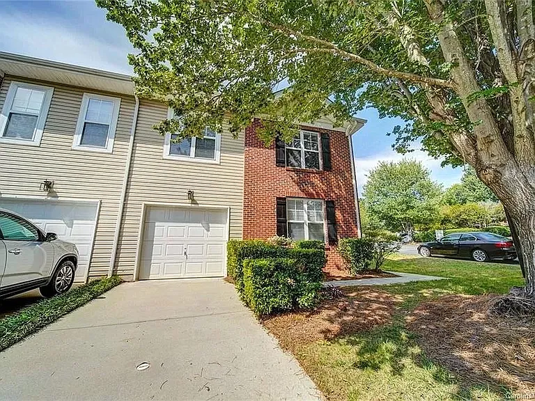 10947 Princeton Village Dr — Photo 2