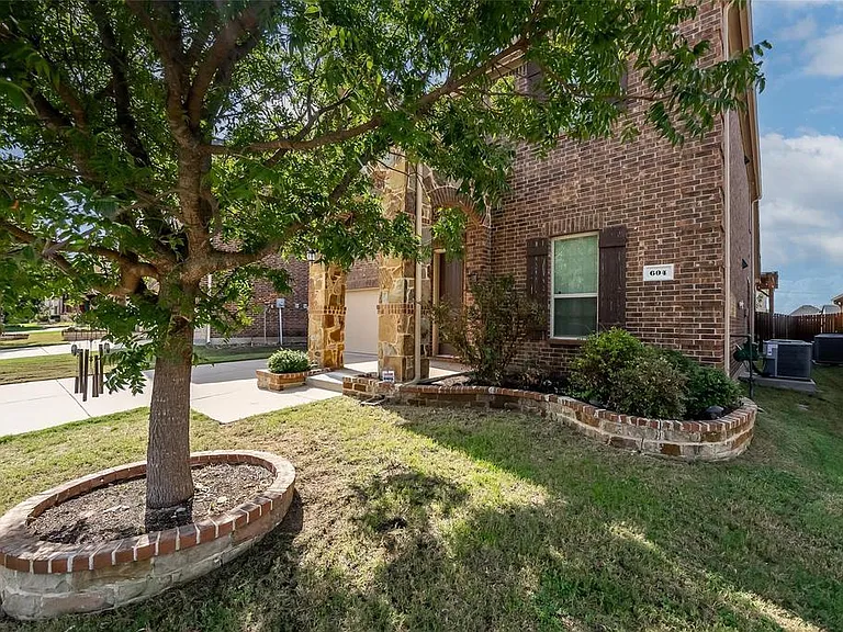 604 Darby Ln — Photo 38