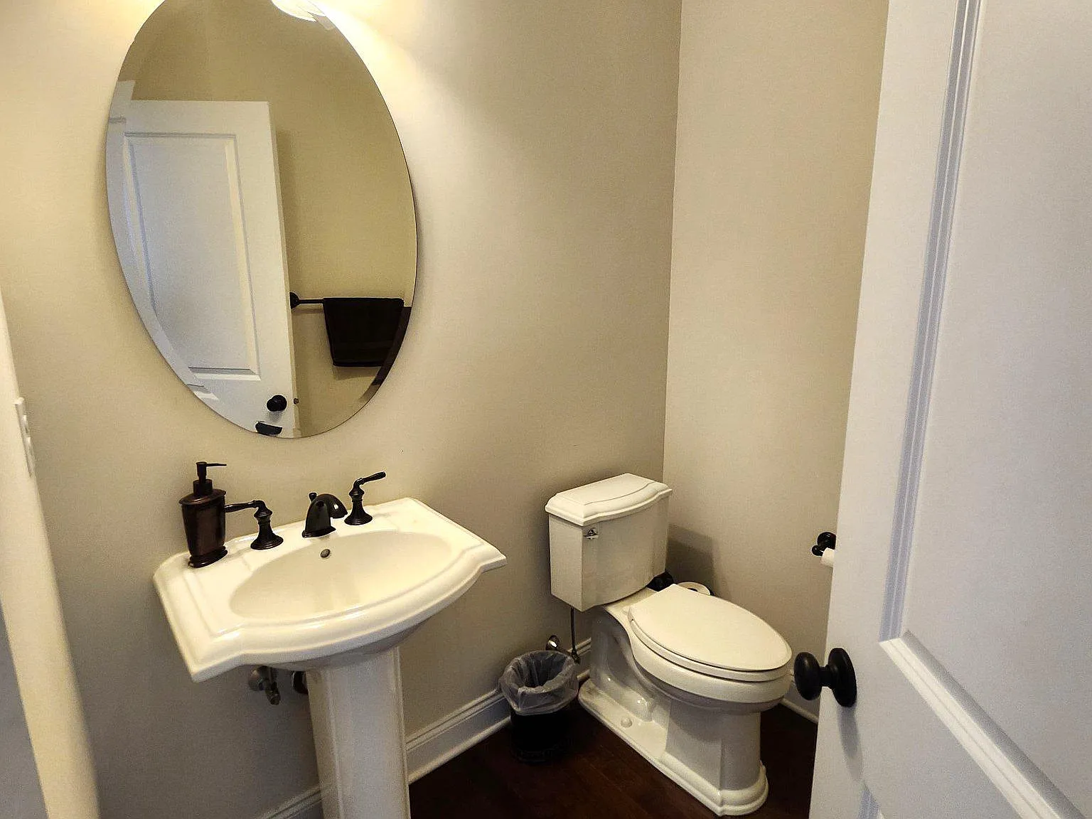 5 bed, 4.5 bath, 4079 sqft, $4,900 — Photo 4