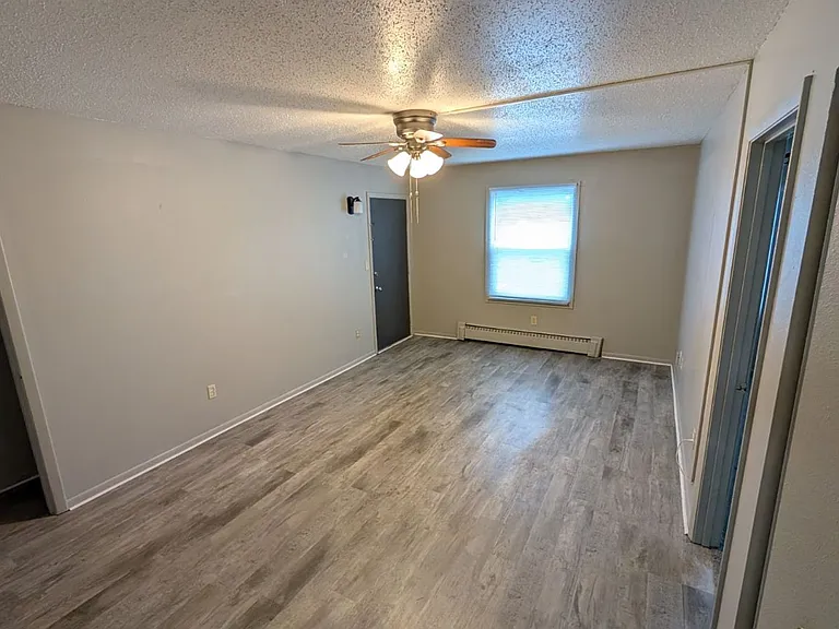 307 N Prairieview Rd — Photo 7