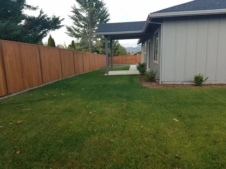 1050 SW Princeton Pl — Photo 2