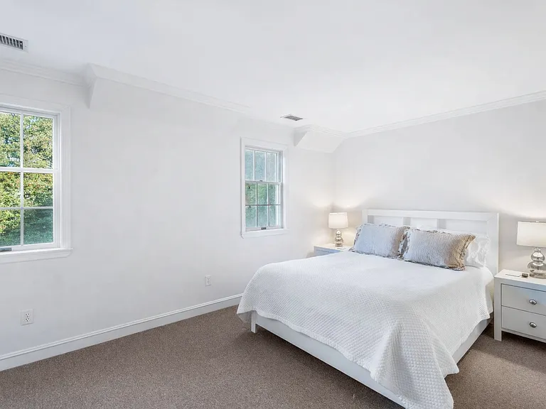 45 Quogue St — Photo 10