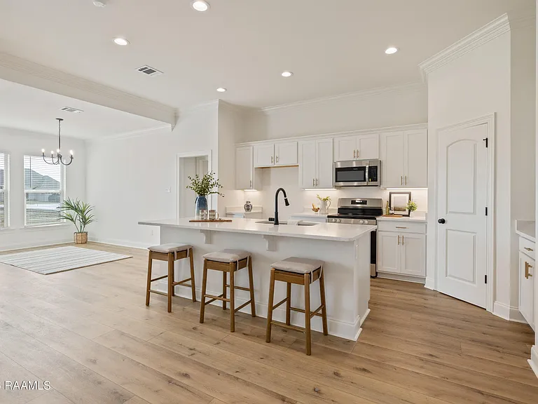 107 Lotus St — Photo 8