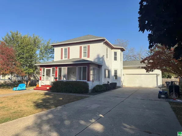 413 Geneseo St, Storm Lake, IA 50588