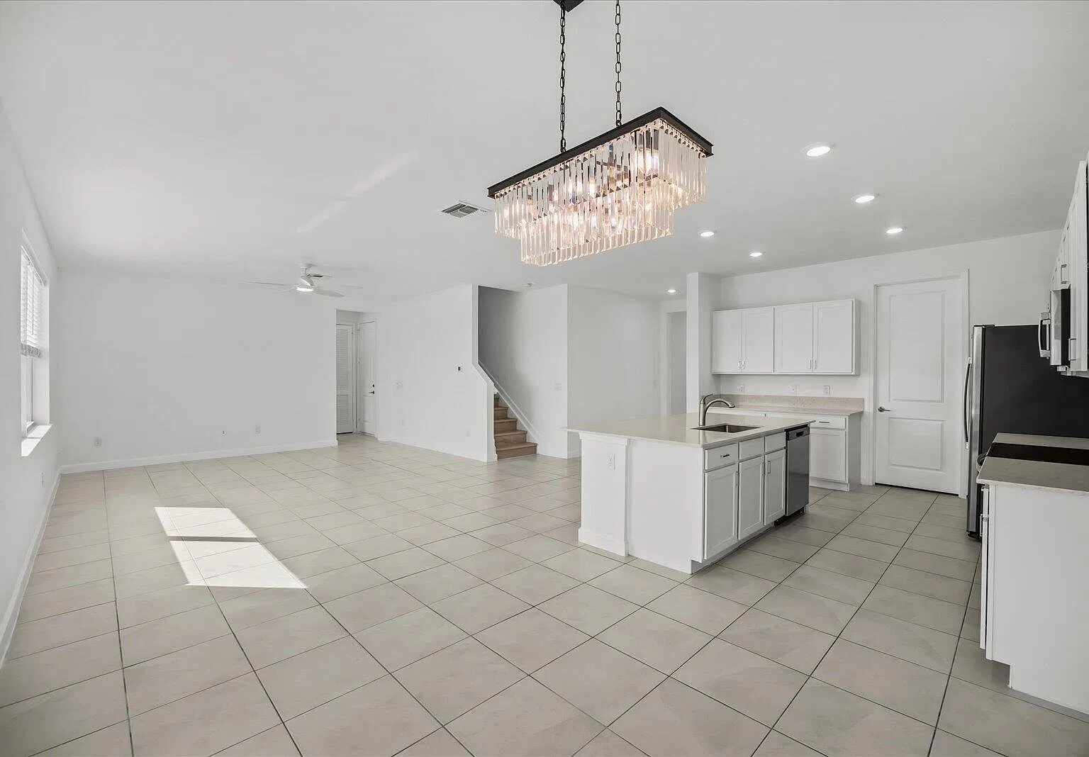 5 bed, 4.0 bath, 3361 sqft, $4,200 — Photo 4