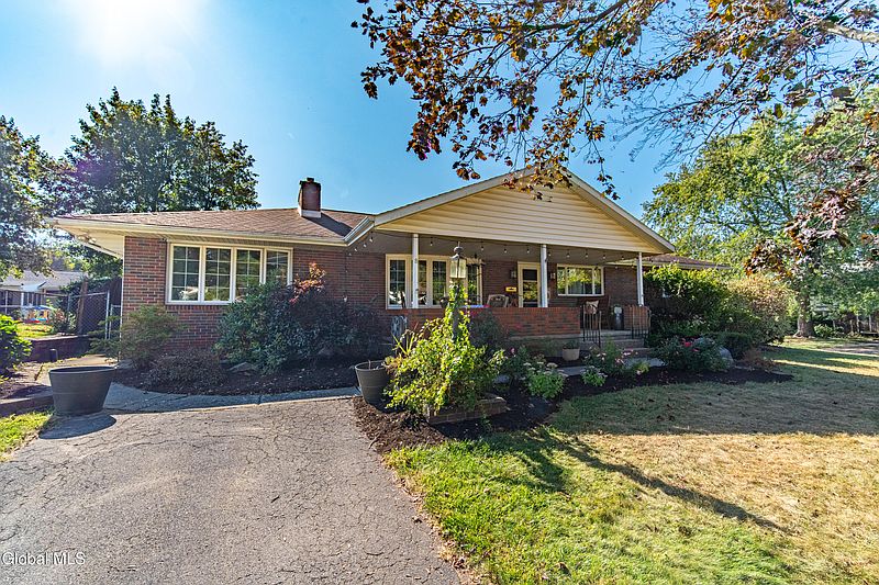 2nd image of 8 Daisy Lane