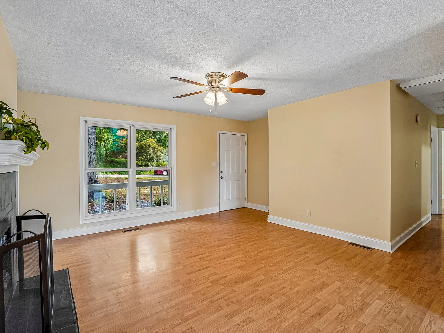 4 bed, 1424 sqft, $2,200 — Photo 2