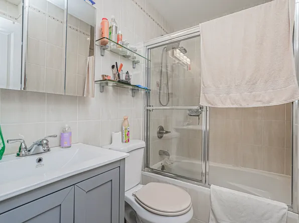 33 Manhattan Court image 17 of 32