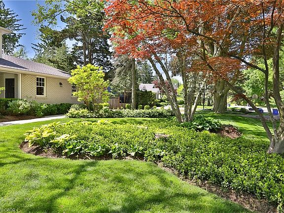 3rd image of 1268 Hillhurst Rd