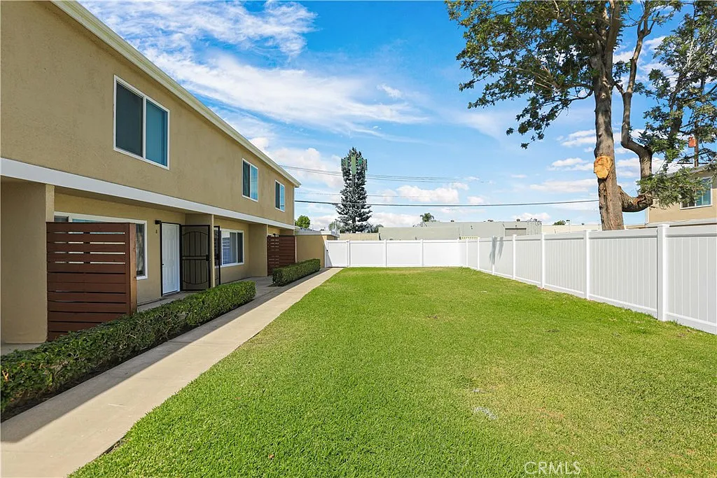 2 bed, 2.5 bath, 1200 sqft, $3,600 — Photo 2