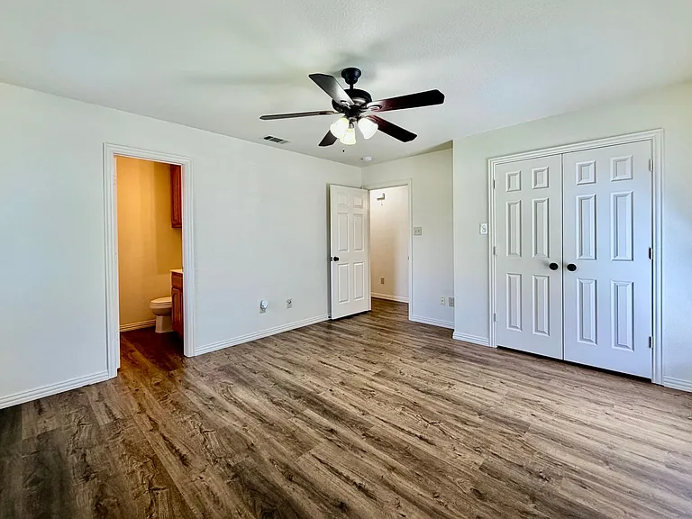525 W Lloyd St — Photo 11