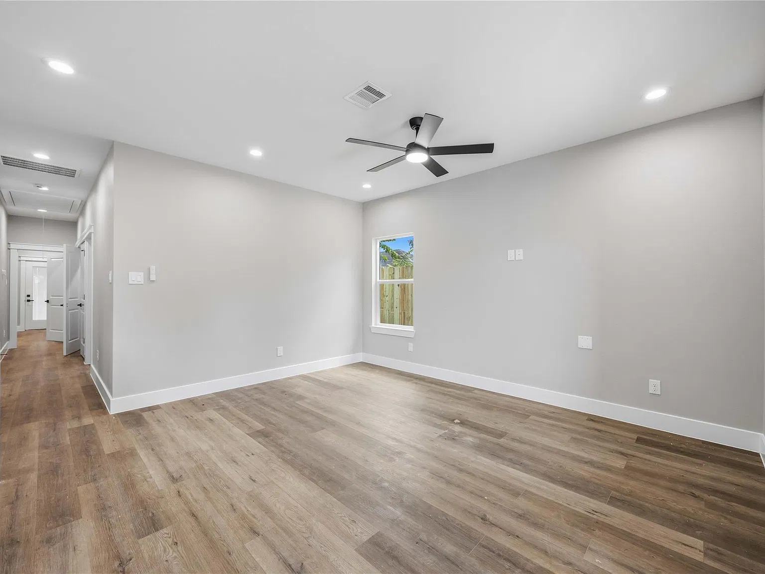 3 bed, 2.0 bath, 2574 sqft, $2,100 — Photo 4
