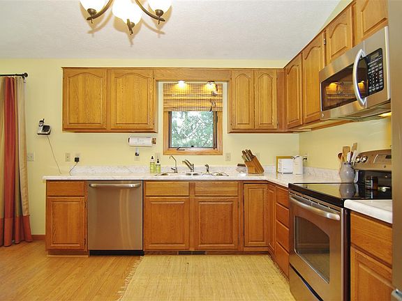 4th image of 912 11th Ave