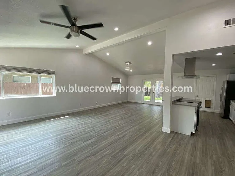 3035 Townsend Dr — Photo 3