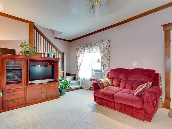 4th image of 216 Logan St