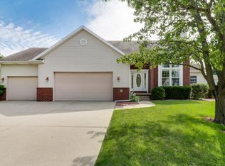 15 Greythorne Cir, Bloomington, IL 61704