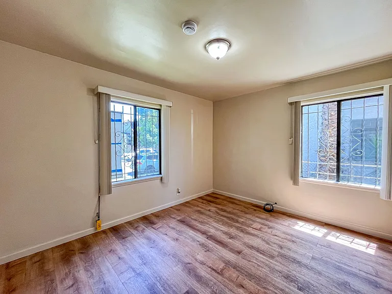 6605 S Van Ness Ave — Photo 15