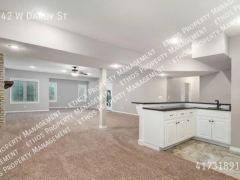2342 W Darby St — Photo 36