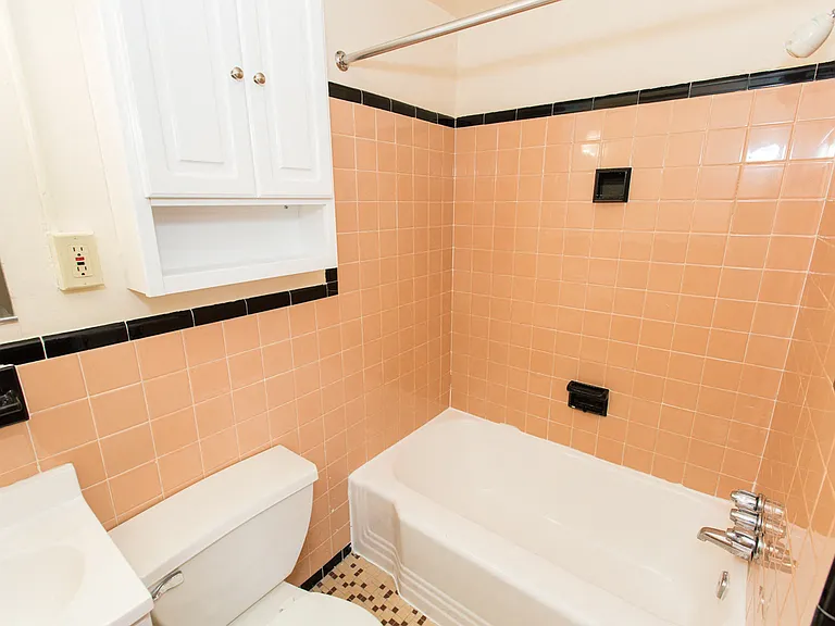 Dupont Apartments — Photo 9