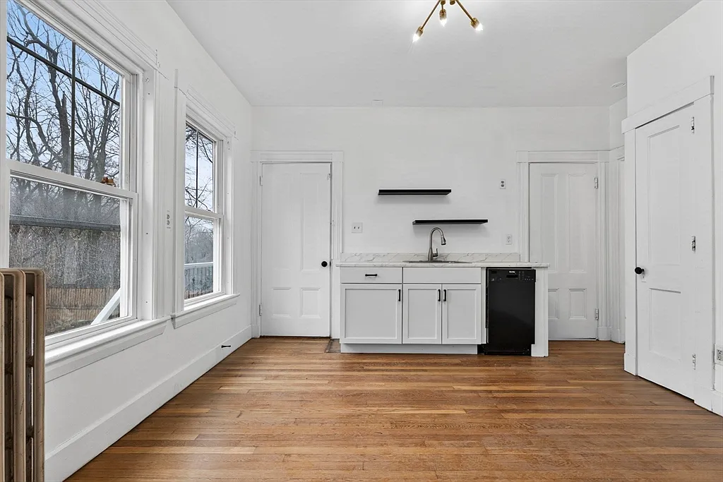 Building Photo - 168 Elliot St #1