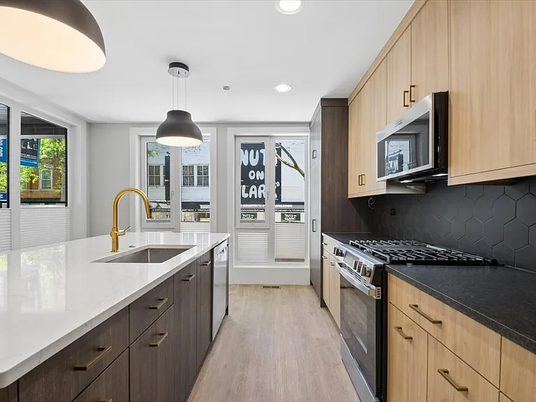 3839 N Clark St — Photo 16