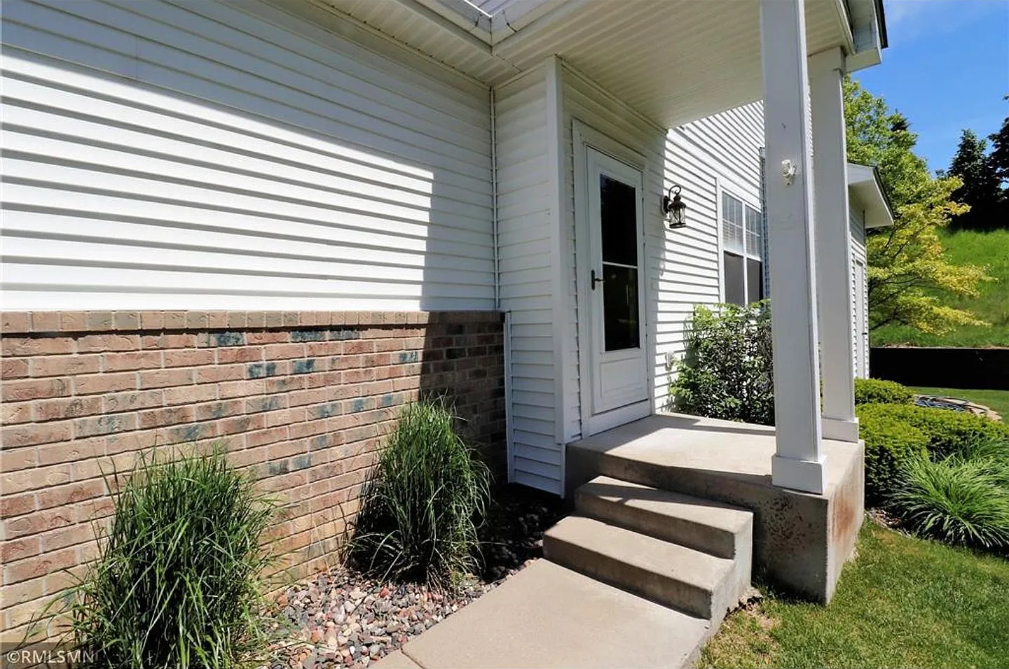Spacious 4-Bedroom Townhome in Prior Lake for $2,850/month! — Photo 2