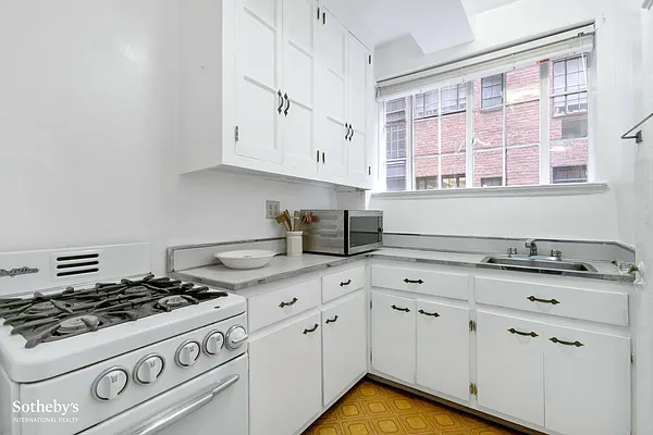 Sold by Sotheby's International Realty | media 3