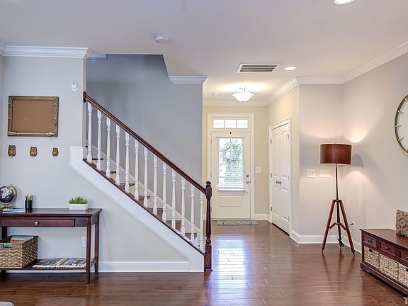 4th image of 528 Suttons Walk Dr