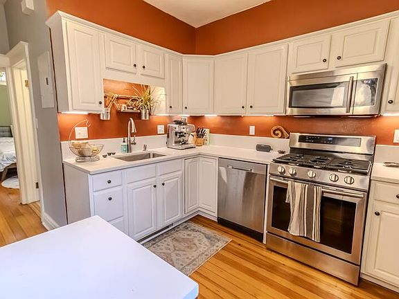 4th image of 127 E Exposition Ave