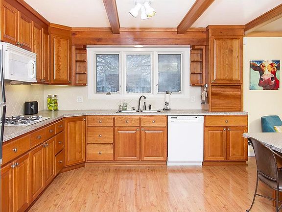 4th image of 2727 Highwood Dr