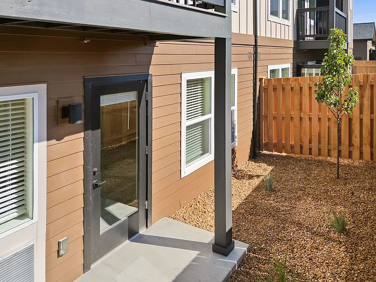 Edgewater Apartments — Photo 25
