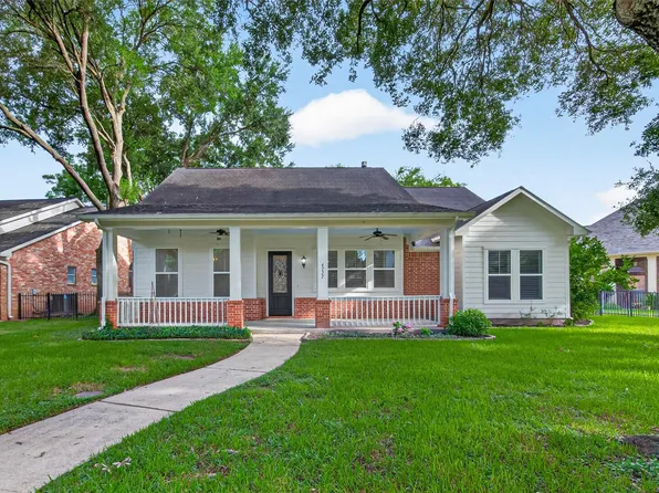 4727 Lake Village Dr, Weston Lakes, TX 77441