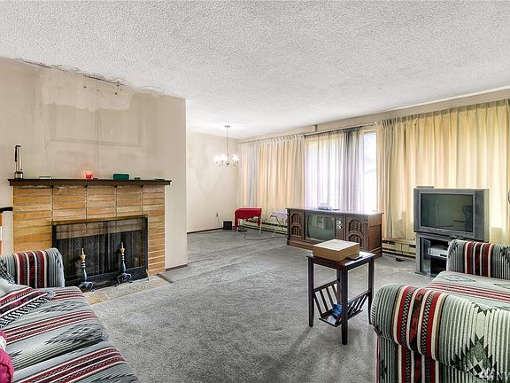4th image of 19507 8th Ave E