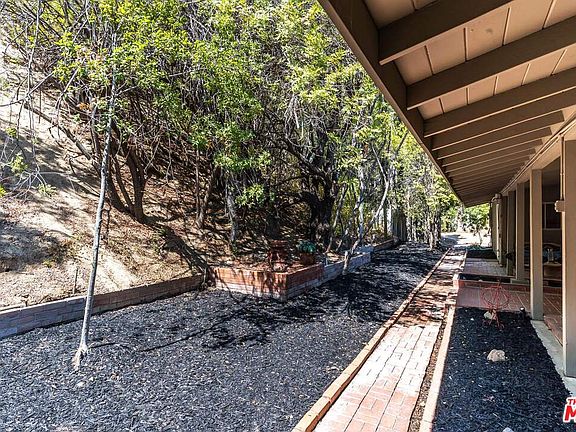 5th image of 22421 Mulholland Dr