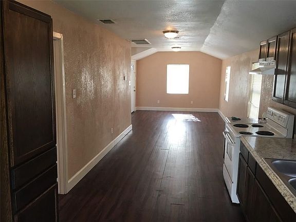 4th image of 425 W Avenue D