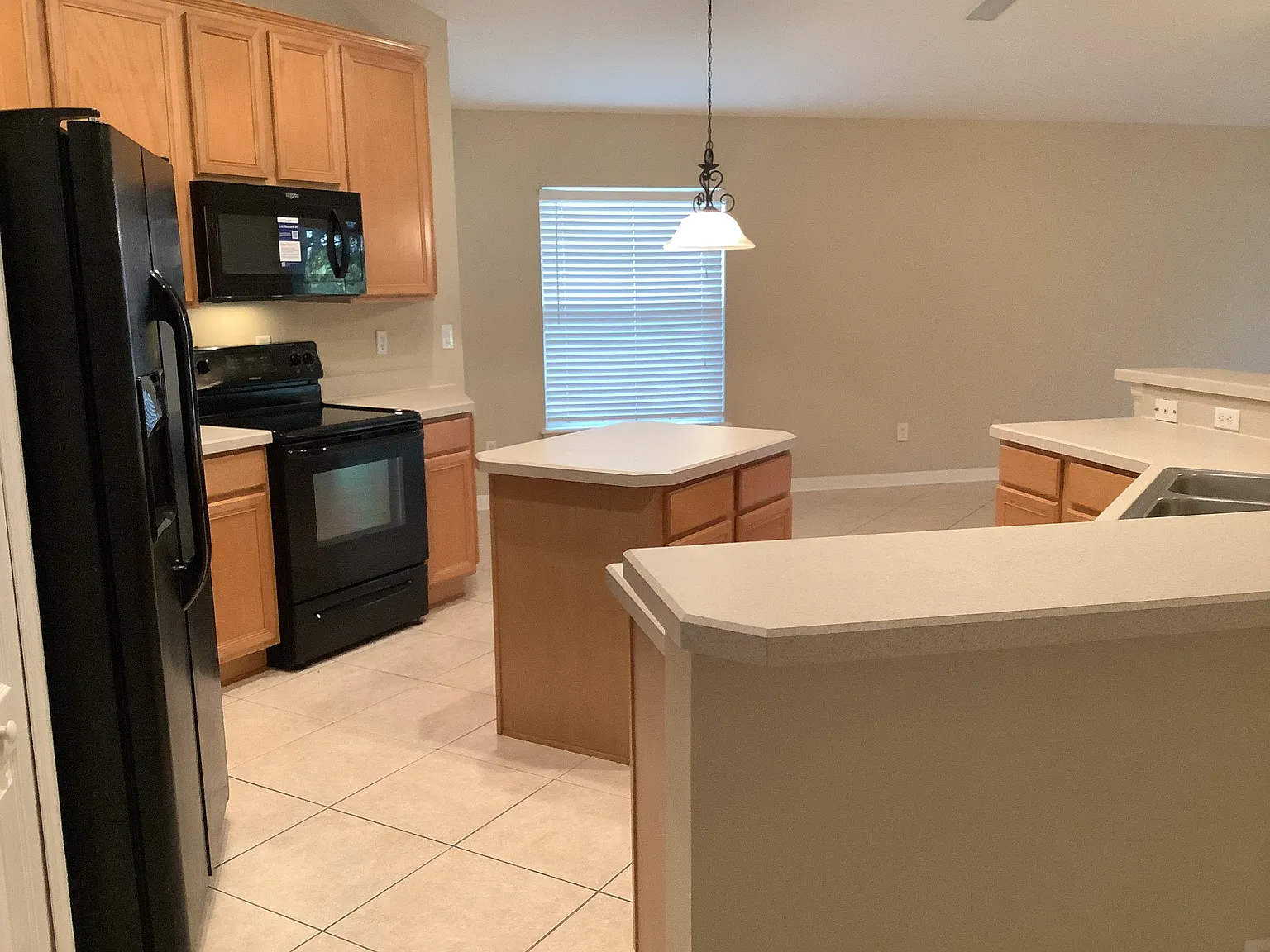 3 bed, 2.0 bath, 1765 sqft, $2,525 — Photo 2
