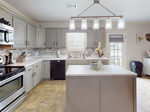 4th image of 65 Benjamin Dr
