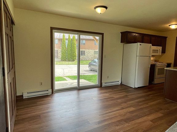 3rd image of 740-746 Mansfield Ct #742