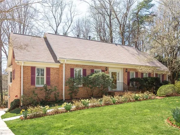 6 Holly Crest Ct, Greensboro, NC 27410