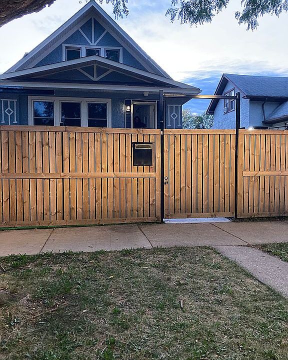 2nd image of 1132 N Lockwood Ave