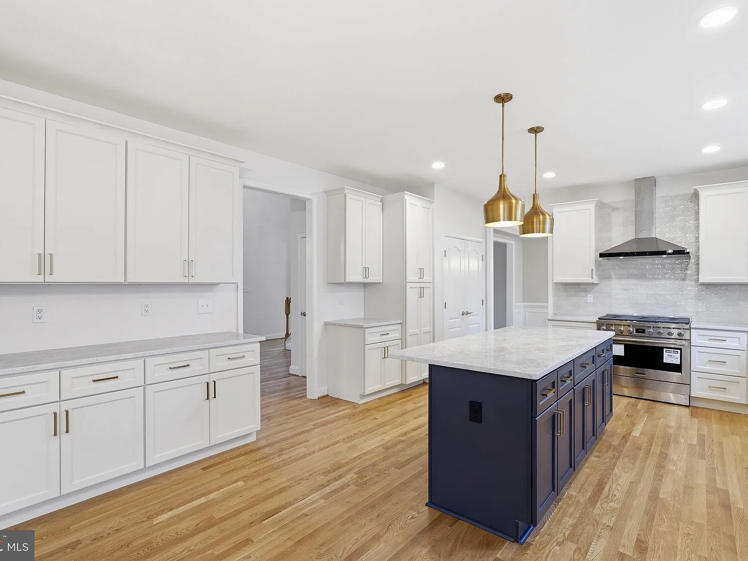 6 bed, 4.5 bath, 4248 sqft, $6,000 — Photo 3