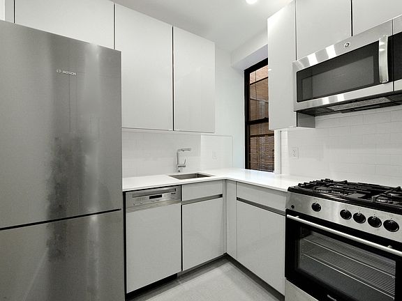 2nd image of 82 Washington Pl APT 2C