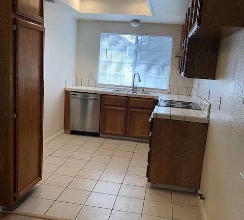 kitchen with dishwasher and oven/stove