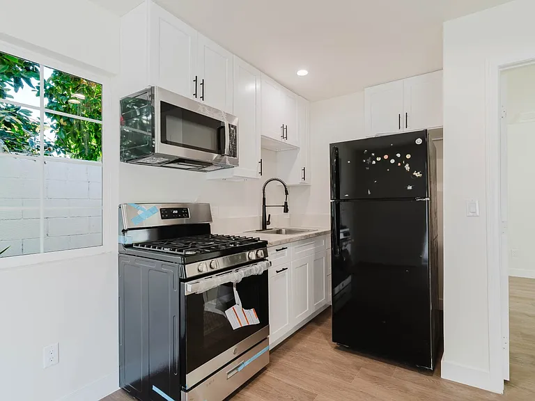 17908 Califa St — Photo 42