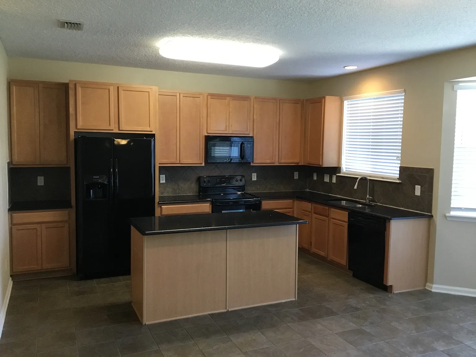 4 bed, 2.5 bath, 2801 sqft, $2,850 — Photo 4