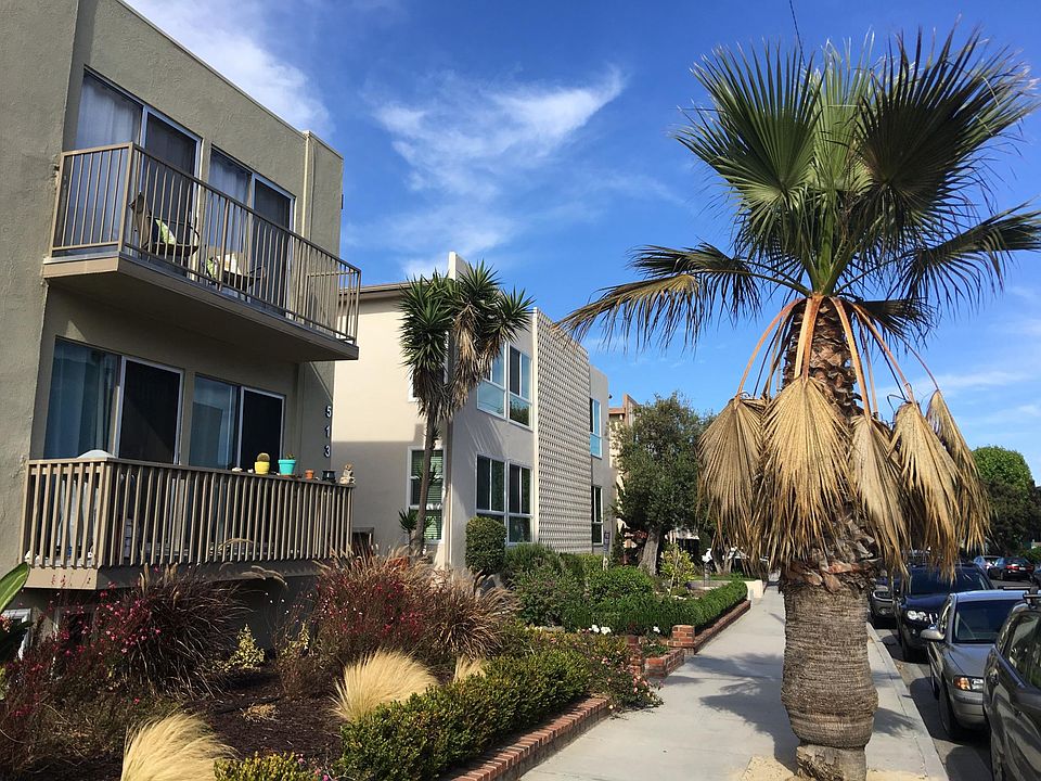 View from street atmosphere. Very cute beachy area.