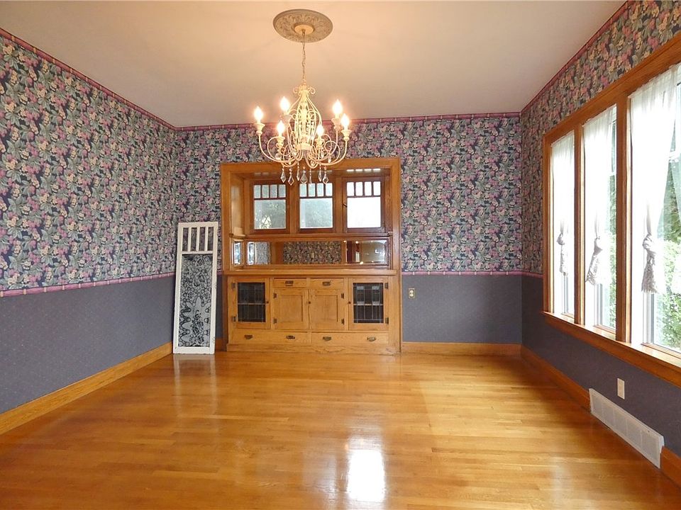 1121 Main St, Pella, IA 50219 Zillow