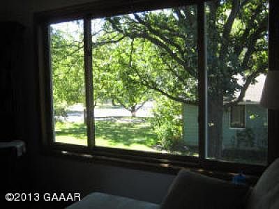 3rd image of 912 11th Ave W