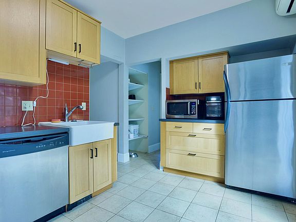 3rd image of 3905 Elliot Ave